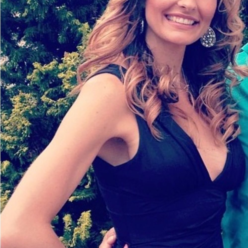 Elegant Black Sleeveless Dress - Picture 3 of 4
